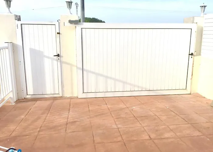 4 Bed House, Private Pool Near Beach