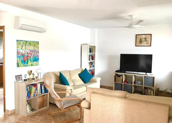 4 Bed House, Private Pool Near Beach