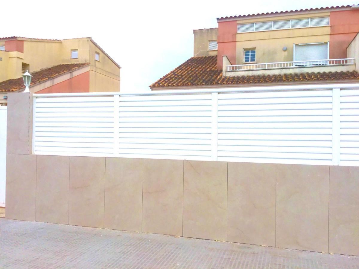 4 Bed House, Private Pool Near